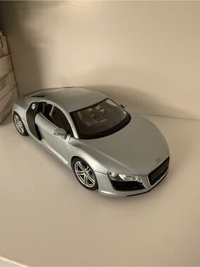 Maisto 1:18 AUDI R8 Silver V8 Diecast Car Model